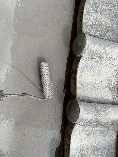 加古川市　谷板金の重ね塗りをていねいに行う様子